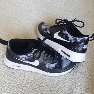 Lightly worn Nike Air Max Thea w/ leather accents